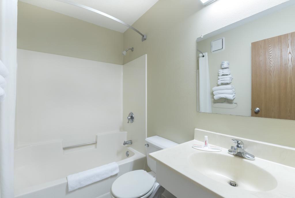 Super 8 By Wyndham Perham Hotel Buitenkant foto